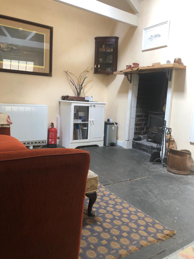 Lot: 8 - DETACHED VICTORIAN RESIDENCE FOR REFURBISHMENT SET IN 1.5 ACRES -